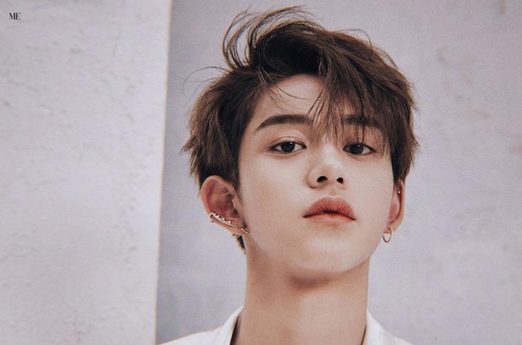 可可爱爱没有脑袋!黄旭熙错位图引爆笑,俊美男孩照片好有辨识度