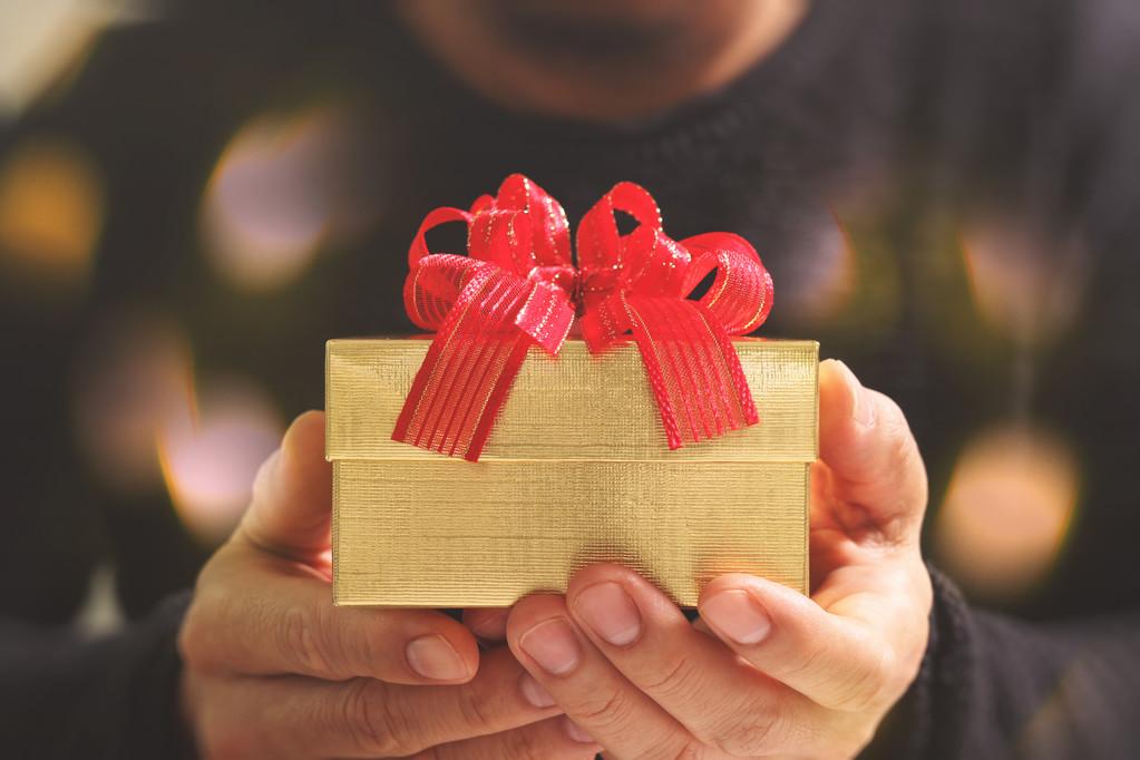 送礼物,男人,握着,礼盒,手势,给,模糊背景