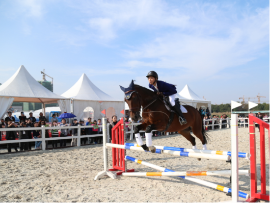 先生,中国马术协会外事及竞赛主管范珩先生分别为上海松声马术俱乐部