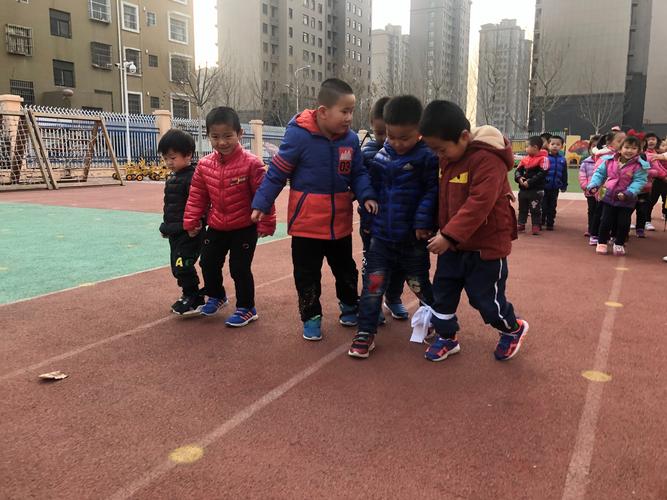 同泰幼儿园开展"两人三足"民间体育游戏
