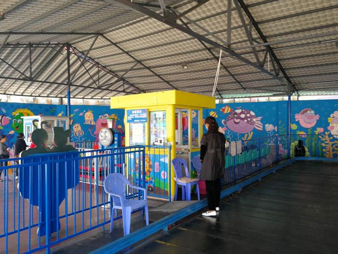 如诗如画的个旧工人文化宫儿童乐园一一文化宫管理层人员在绘制乐园美