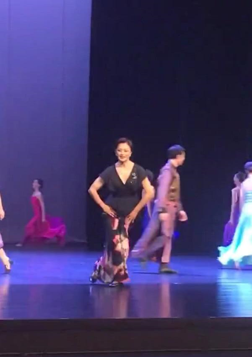 52岁金星穿长裙跳舞,90度鞠躬谢幕,手捂胸口防走光尽显优雅