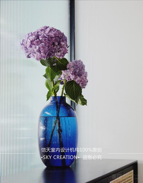 静谧深邃的宝蓝色花瓶,插上几株蓝紫色的绣球花,在光和水的变换中显得