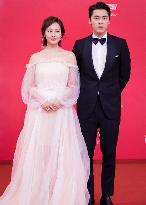 李易峰踩到她的裙摆急忙松脚,表情亮了,网友:看着挺配