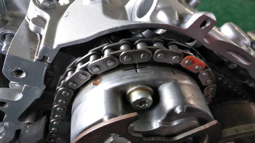 05年丰田皇冠发动机正时链条怎么对,上面记号是那个