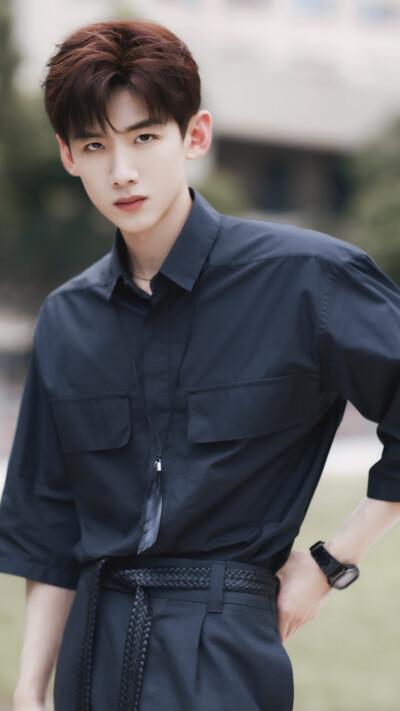 白敬亭庆祝出道七周年动态置顶多年未改