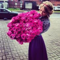 女生带玫瑰头像正脸叼玫瑰