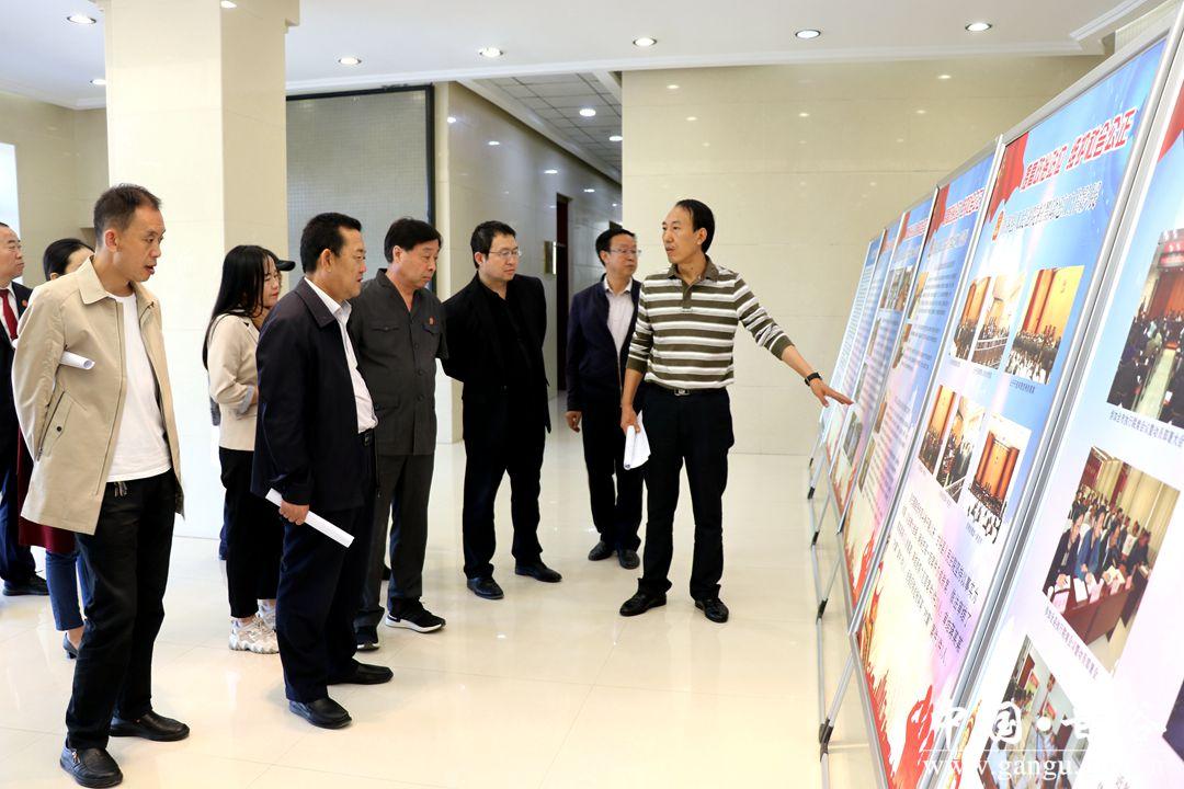 9月15日,县政协副主席董德福带领部分政协委员对全县扫黑除恶工作