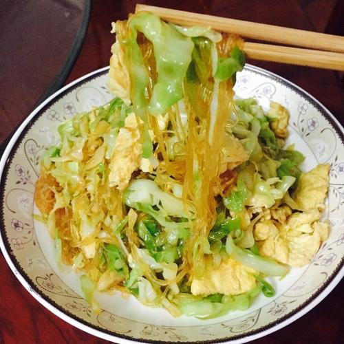 爱下厨的某某静做的包菜粉丝炒鸡蛋