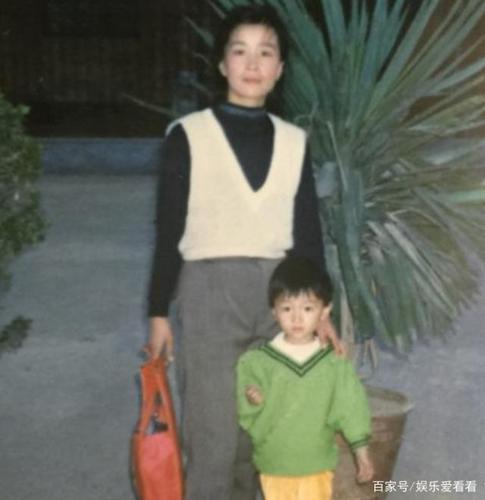 周冬雨父亲去世后母亲改嫁,继父这样对他,果然穷人家