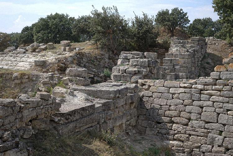 遗址中尽是乱石和断墙,如果没有导游讲解,会觉得很没意思.