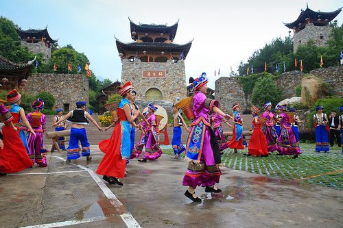 锦里沟是一处有着浓郁土家风情的景区,不仅能看风景体验民俗,天上地上