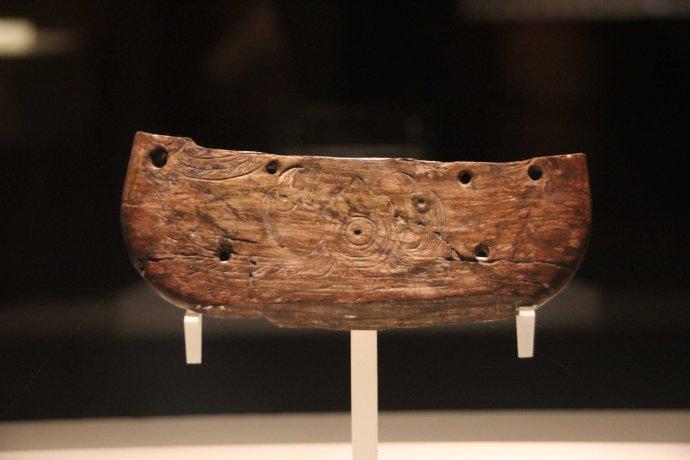 双鸟朝阳象牙蝶形器,这应该是河姆渡遗址的代表性文物.