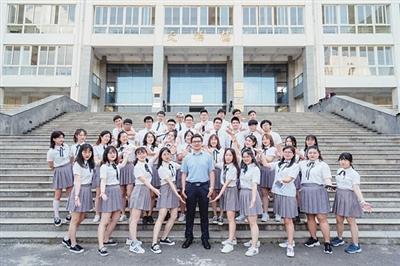 南信大官方微信展示的学生毕业照.