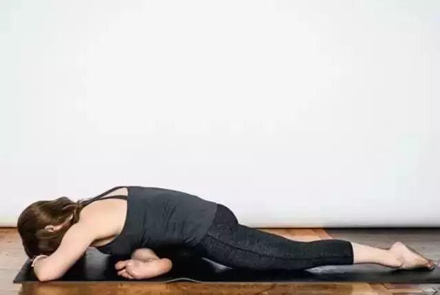 阴瑜伽拉伸大腿外侧疏通胆经比敲胆经更有效这4个动作你试试