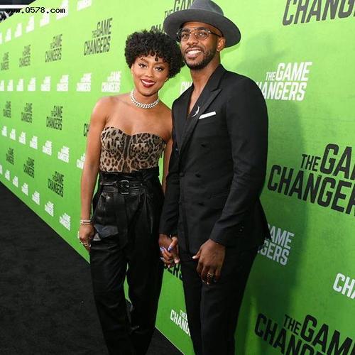 前联盟第一控卫克里斯·保罗结婚多年,但仍然和老婆相爱如初,经常晒