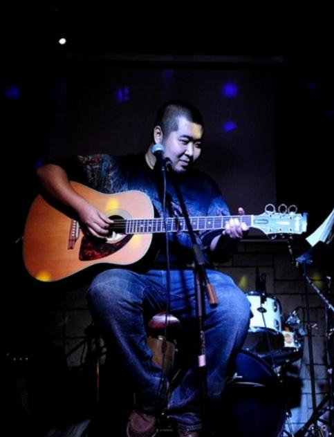 宋冬野发长文要求捍卫自己的工作权利引发舆论反弹,微博被禁言更遭