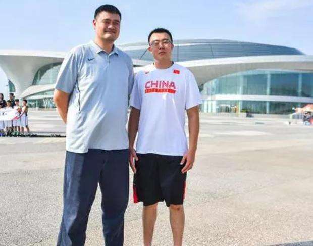 作为国家队的顶尖中锋,韩德君与姚明自然是有着亲密交流的.