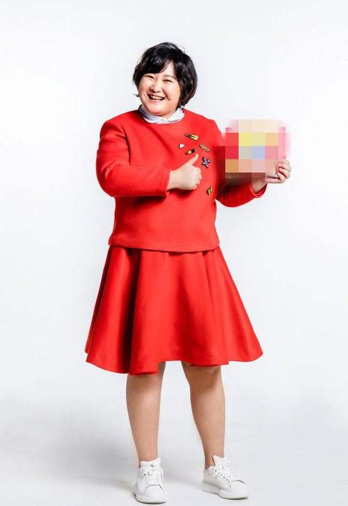 "喜剧女王"贾玲毫不在意自己身材,穿黑色卫衣配短裙