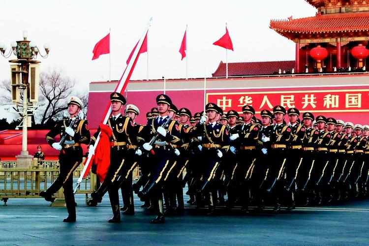 升旗后由3名着陆海空军礼服仪仗队员徒手站立哨位;降旗后由2名着陆军