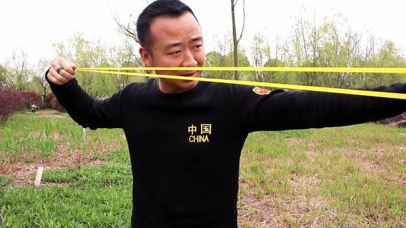 弹弓教学:打弹弓时"点对点"击发,才是最主要的"入门"