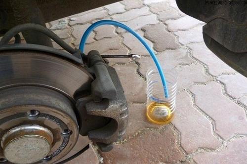 换刹车总泵怎么排空气