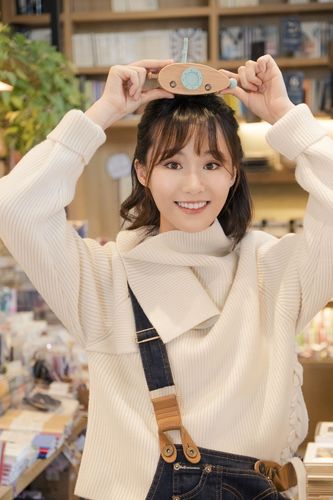 组图:张逗逗出街少女感十足 现身书店尽展文艺气息