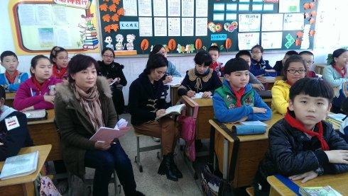 孙莉莉老师在五(4)班执教了《学会看病》一课.