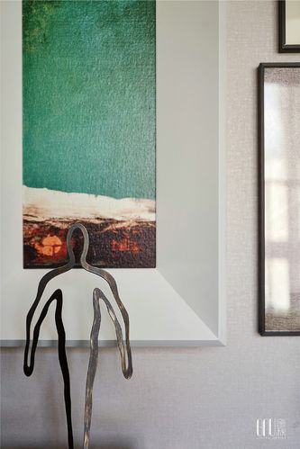 在餐厅中,椭圆形的镜面装饰画,在视觉上更为柔和和亲切一些,其本身也