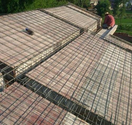 坡屋顶支模板,扎钢筋,下一步准备现浇混凝土