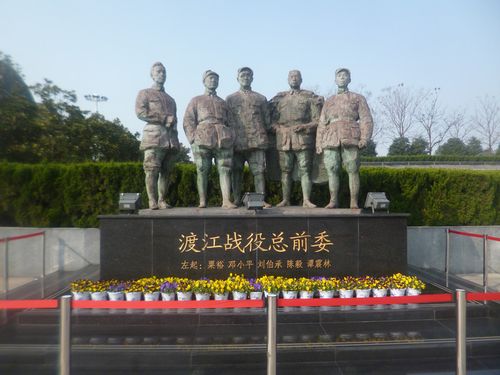 一, 渡江战役总前委雕塑    