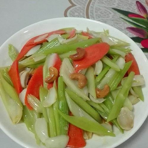 西芹炒百合有窍门,注意这几点,西芹碧绿清脆,保证不发