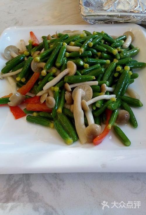 蟹味菇炒黄瓜苗