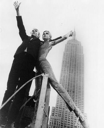 安迪·沃霍尔和他的缪斯edie sedgwick在帝国大厦下.