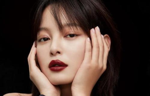 辛芷蕾的厚嘴唇备受质疑,她那三颗唇珠,到底先天的还是整出来的
