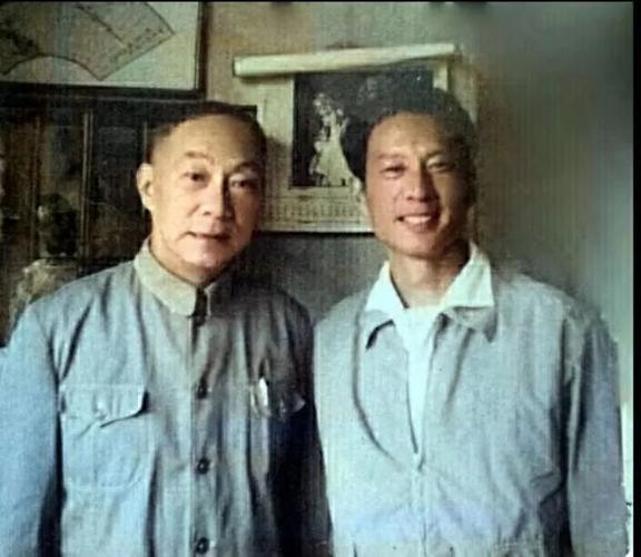 言慧珠__上左:白云;上右:俞振飞与冯喆下:言慧珠,薛浩伟和言清卿此时