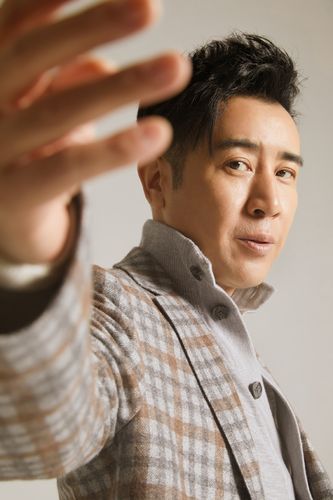 简介:于和伟蓝色西服时尚写真图片,分享一组于和伟图片给大家,图中的