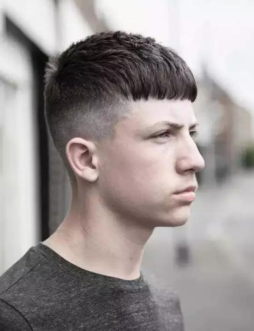 最常见的刘海,韩范十足的四六分刘海了,较长的刘海做卷处理,把高额头