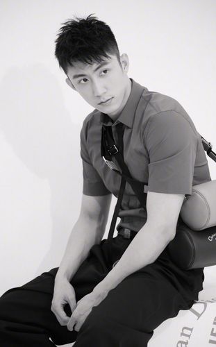 黄景瑜运动休闲风帅气写真图片