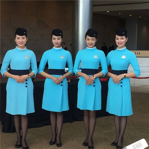 电影《露水红颜》中的空姐服饰均出自青岛航空.