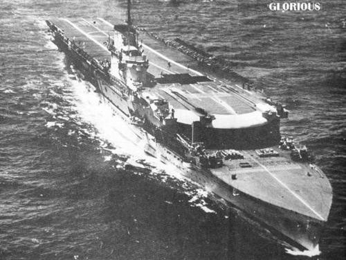 6月3日,英国海军的"皇家方舟"和"光荣"号航母驶进刚刚占领的纳尔