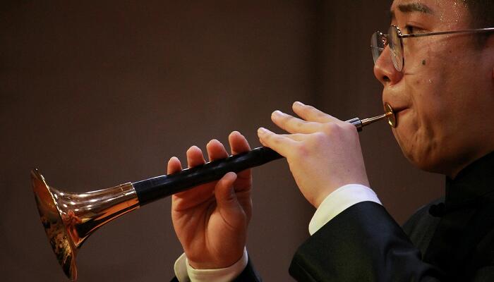 而在以戏曲音乐为基础的民间器乐中,唢呐也成为离不开的乐器.