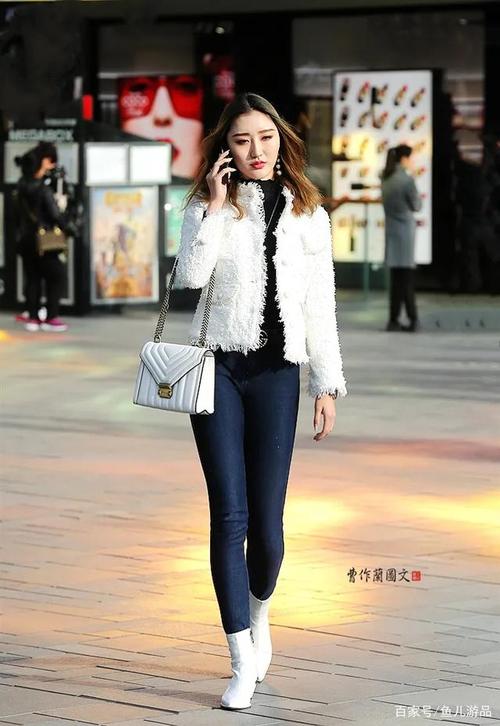 街拍时尚组图:穿白色短靴的美女