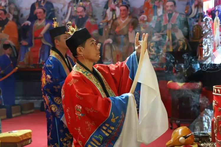 为什么道士们做法都喜欢喷水?