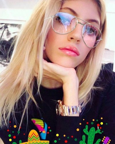简介:devon windsor性感迷人生活照图片,分享一组德文·温莎图片给