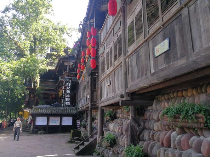柳江被称作"烟雨柳江",小雨淅沥,坐在客栈的楼上,在朦胧的灯火中
