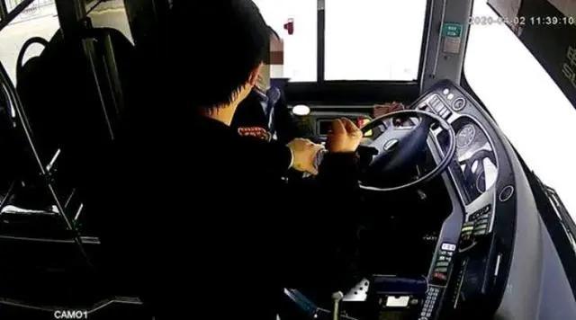 惊心动魄上海一醉酒乘客与同伴起争执公交司机劝阻竟遭锁喉