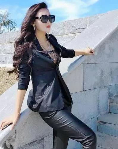 美女大姐大皮衣,皮裤齐搭的御姐女神,一般女人没这种气场!
