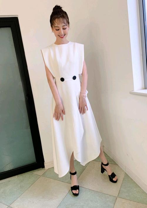 王冠人美就是任性,穿设计感很足的白色连衣裙,用美字不足以形容