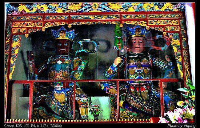 天王殿殿正中供奉弥勒佛像,学佛的第一步是向弥勒菩萨学习.